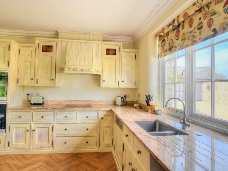 The Stone House allows you to experience true country house life with features such as a striking 17th Century four poster bed. The property is currently offering 10% off and no booking fee for bookings made until end of February for all 2020 availability

lymebayholidays.co.uk/property/the-s…