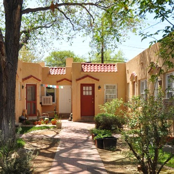 MaddoxMgmt's tweet photo. Get charming #DowntownLiving in Arcadia Courtyard Apartments. Rarely available, this gated one-bedroom comes with hardwood floors and ceramic tile floors. The true beauty comes from the warmth of the space, provided by the naturally sunny floor plan. 

https://t.co/yNpZ3IL1SG https://t.co/6uX090R61F