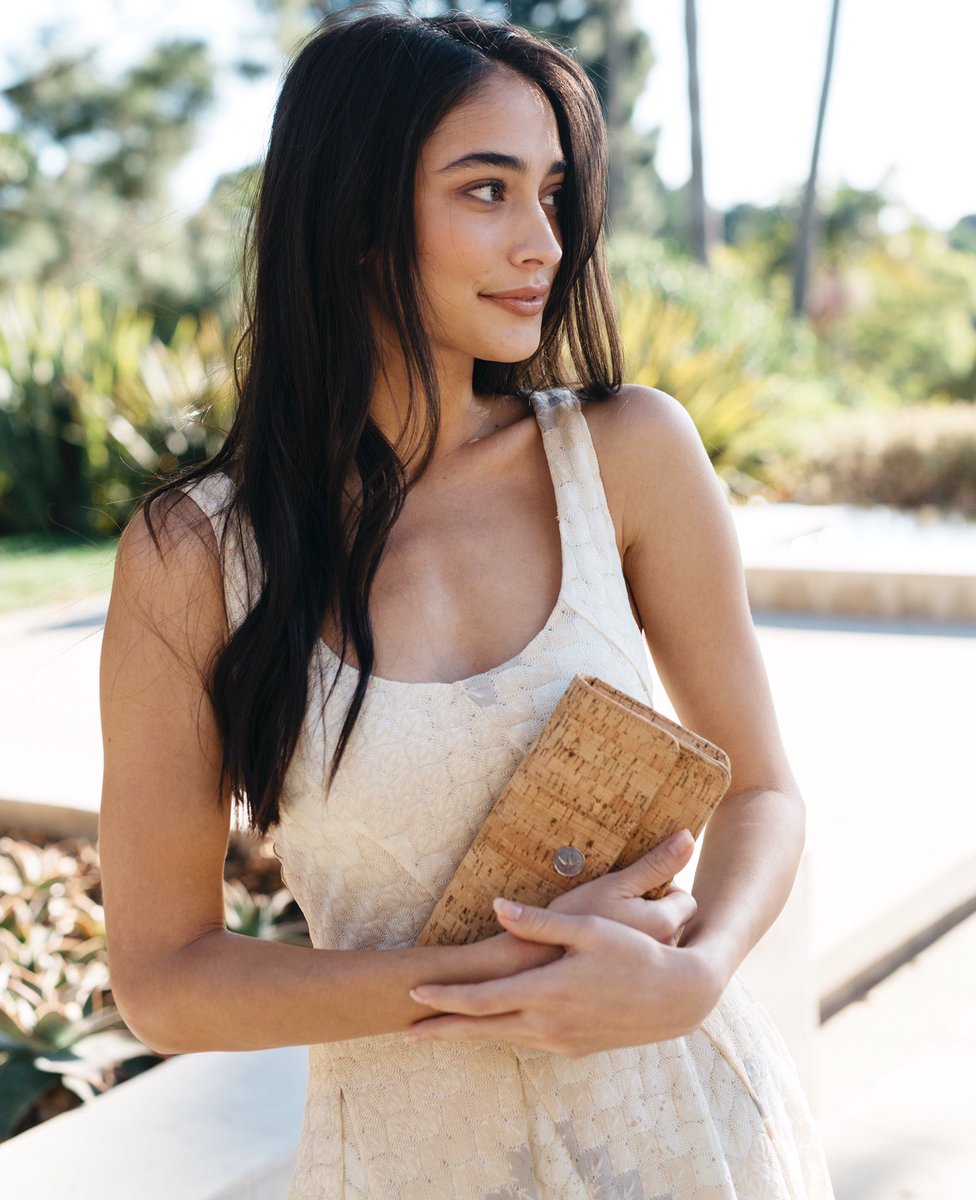 The Sara wallet purse can be used as a daily wallet or a shoulder bag - just add the detachable strap. Handcrafted from the finest cork from Portugal. Durable, 💦 resistant and velvety smooth 💕