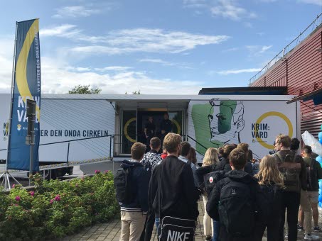 Nu rullar #krimtour ut på vägarna igen. Uppdraget är att väcka nyfikenhet för kriminalvård och öka intresset för våra lediga jobb. Trailern gör sitt premiärstopp i Motala i morgon torsdag och sedan följer en fullspäckad februarimånad. #krimvård #nyttjobb kriminalvarden.se/om-kriminalvar…