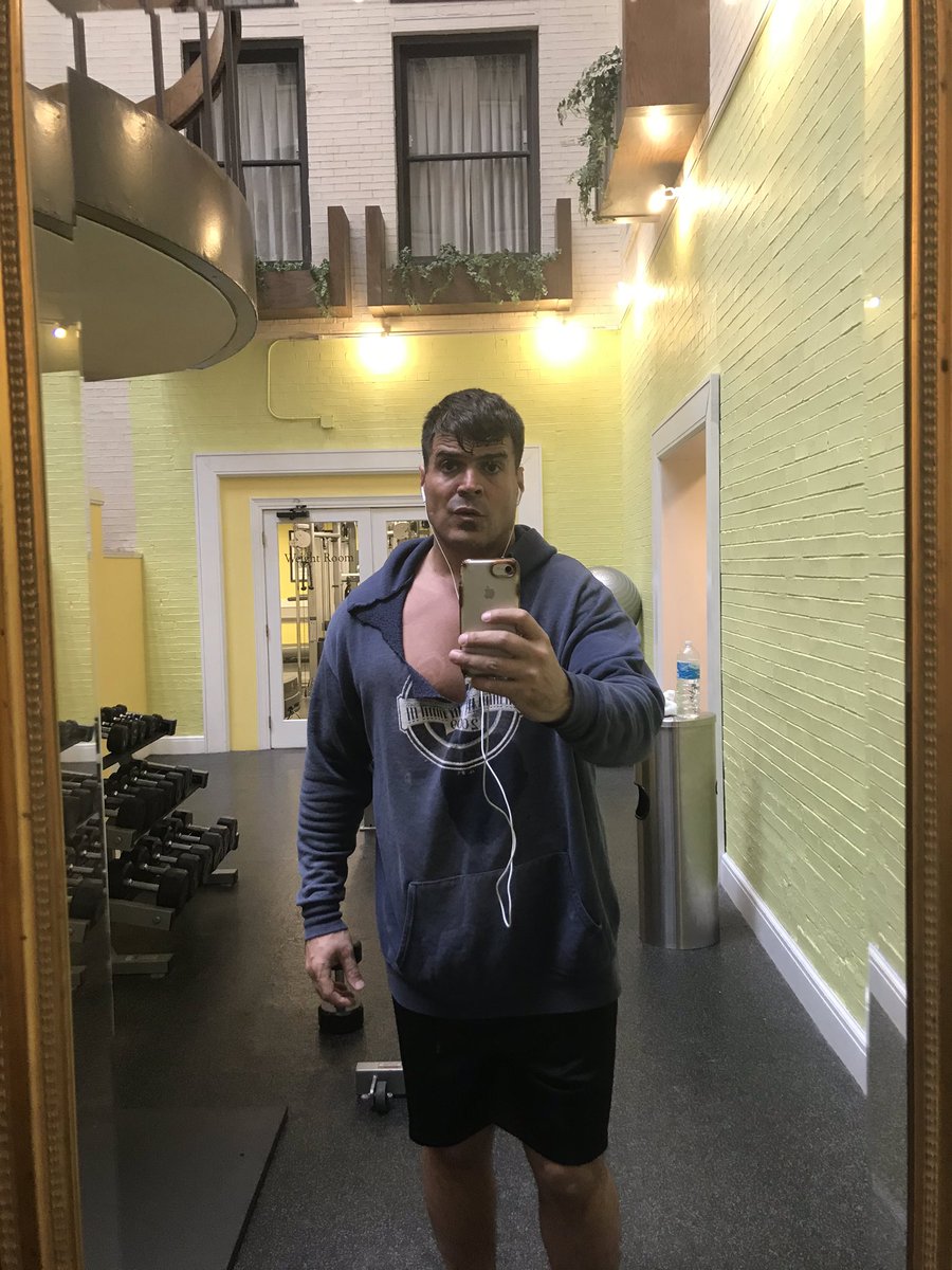 LenDiesel21's tweet photo. Audition day....GyMtime at my hotel in Cleveland 🔥💪🤣🤪👏👍
#RoadToAvengers5 #MCU help a Paisan actor out 🇭🇺🙏😊 @Russo_Brothers @louisde2 #TryingAnything #Actor https://t.co/uKDJMtkNer