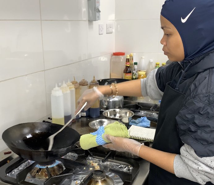 OwToTheZie's tweet photo. Sebenarnya aku ni teramat yakin bila pakai nike hijab ni. Tapi sebab aku ni ada suami macam emi, dia selalu musnahkan kebahagiaan aku. Dia tanya aku “sayang nak swimming kat mana?” 

Menggelegak darah aku time tu. Kalau tak sebab nak masuk syurga, kuali tu singgah dah muka dia https://t.co/mBMIx6VwCw