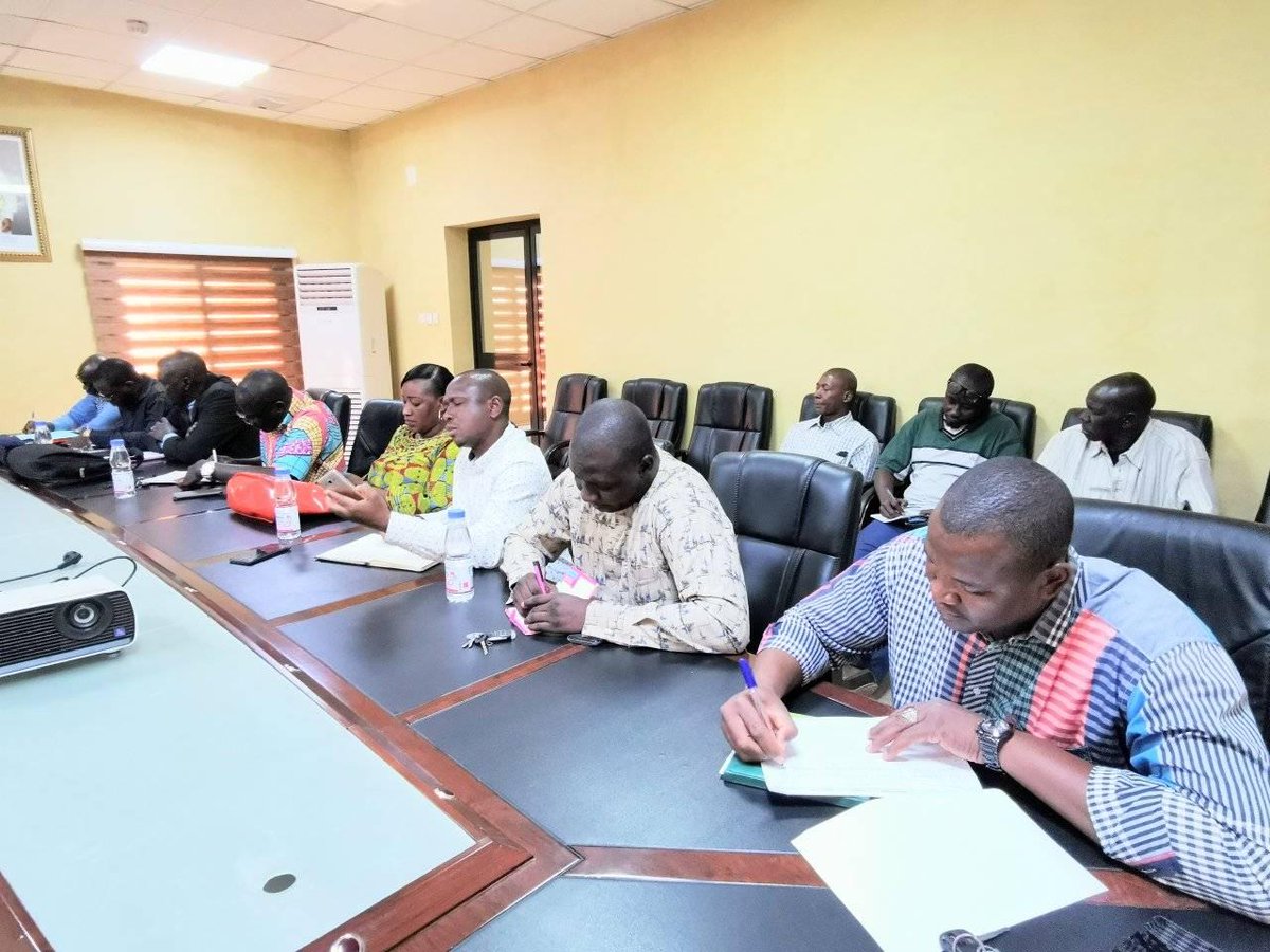 transports2019's tweet photo. Rencontre d'échange et d'information au Ministère des #Transports et de la #Mobilité #Urbaine !
Le Ministre Ibrahima Abdoul LY a reçu ce mardi les syndicats des cheminots. Les discussions ont essentiellement porté sur le processus de relance du trafic ferroviaire dans notre pays. https://t.co/JFMIJ7K0SG