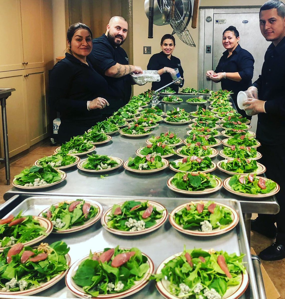 silverStone_tx's tweet photo. Teamwork at The Knights of Columbus Dinner! #CreatingTheEventExperience #Houston https://t.co/JlxtLXrkrb