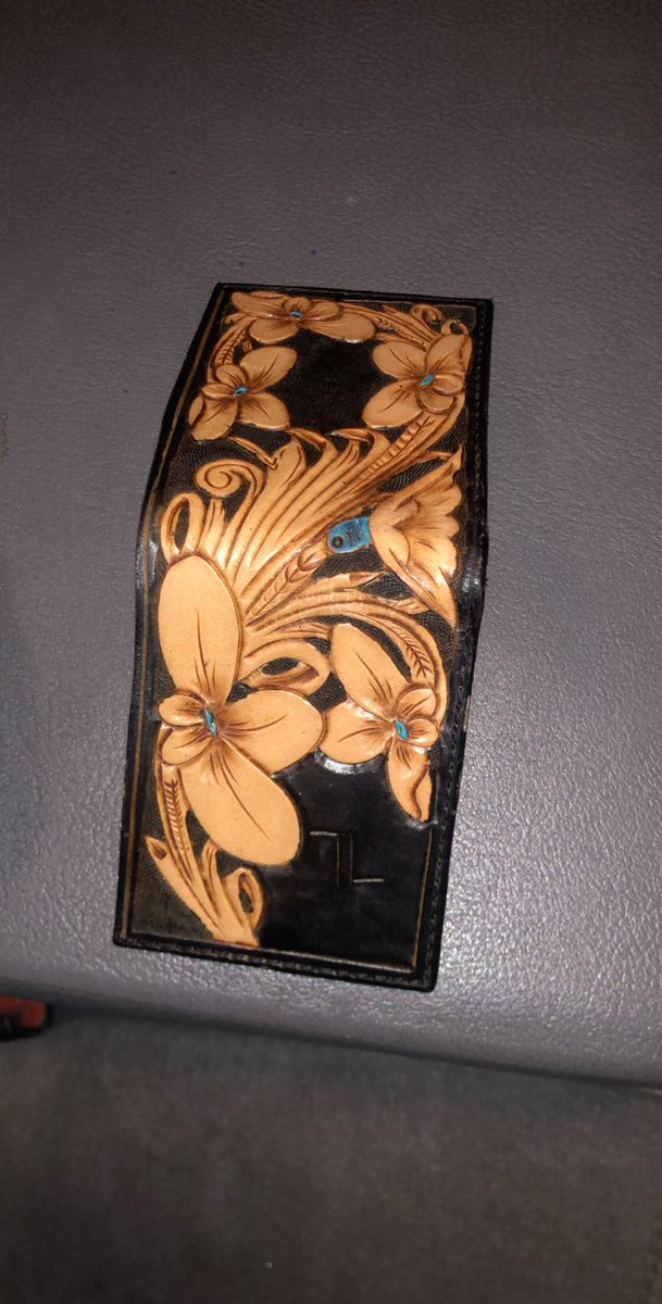 HunterlaneLane's tweet photo. I’ve decided to do a giveaway!Retweet to enter for your chance to win a custom item and get your choice of the product, such as a ; belt, wallet, arm pad, dog collar, watch band, earring key chain holder, koozie, yeti wrap, knife sheath or hat patches! 
Ends February 7th https://t.co/feNvQ0fUvi