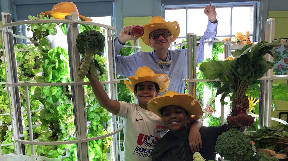 greenBXmachine's tweet photo. Children who garden together eat veggies together! 

@StephenRitz #schoolgarden #ProduceforKids #VerticalFarm https://t.co/wyofOoxhop