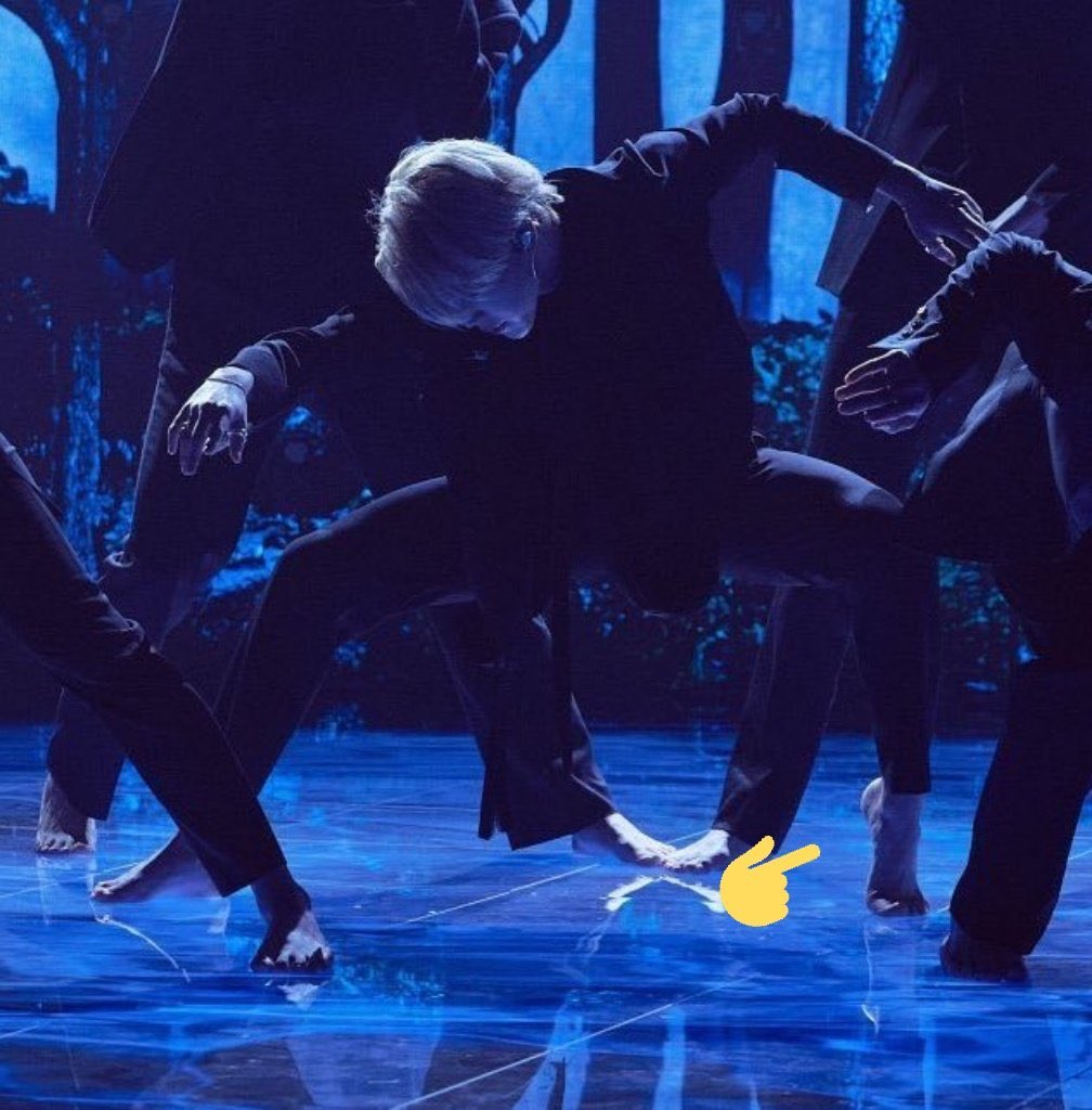 PortalParkJimin's tweet photo. Detalhes que apenas demonstram o quanto o #JIMIN nasceu pra isso. Nasceu pra dançar, pra estar no palco, pra ser enaltececido pelas suas habilidades naturais não só pelos fãs mas por especialistas. Ele é um artista completo e me orgulho muito por todo seu trabalho duro 💛@BTS_twt https://t.co/t2SpcH9G8a