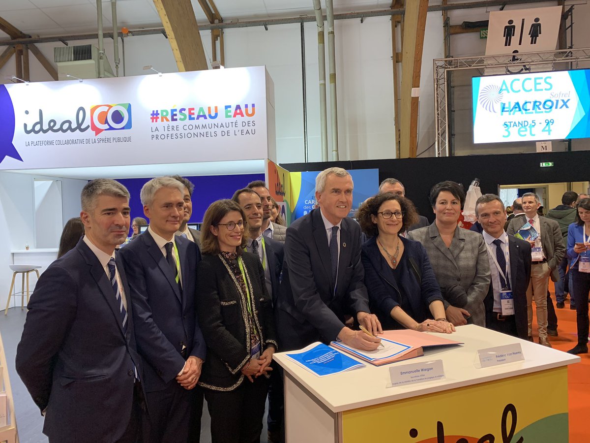 Les entreprises de l’#eau s’engagent pour contribuer à adapter les services au changement climatique. Signature en présence d’<a href="/EmmWargon/">Emmanuelle Wargon</a> Secr. d’Etat, Min. Transition écologique. #assisesdeleau #odd #ClimateChange <a href="/cgle/">Craig Lastine</a> #rennes