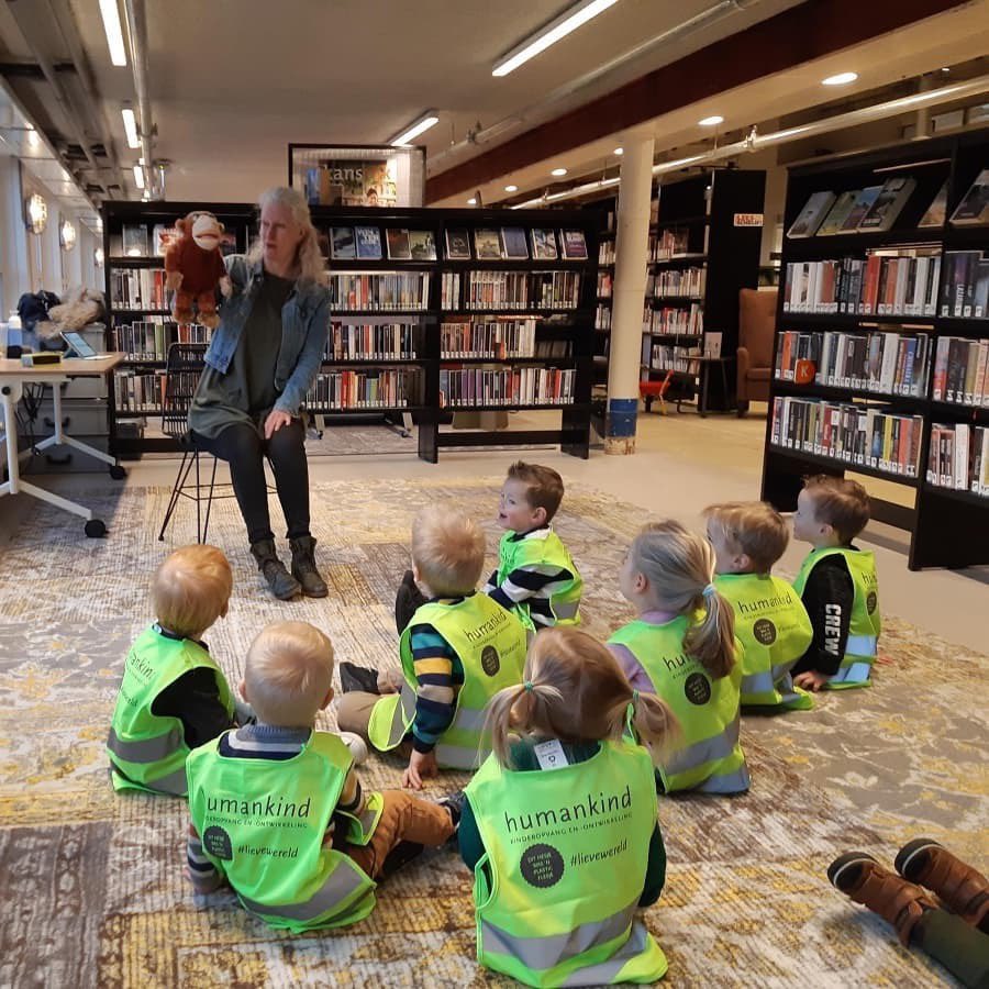 HumanKind7aar's tweet photo. Vanochtend gingen de peuters van al onze locaties naar #Hal12 om in de naar het #prentenboekenfestival te gaan. Luisteren naar verhalen, muziek maken, dansen en op de foto met Dikkie Dik. Wat een fantastische ochtend! Dank aan @LiemersBiblio #Zevenaar #dekrachtvansamen #Humankind https://t.co/DC64Ym2hvq