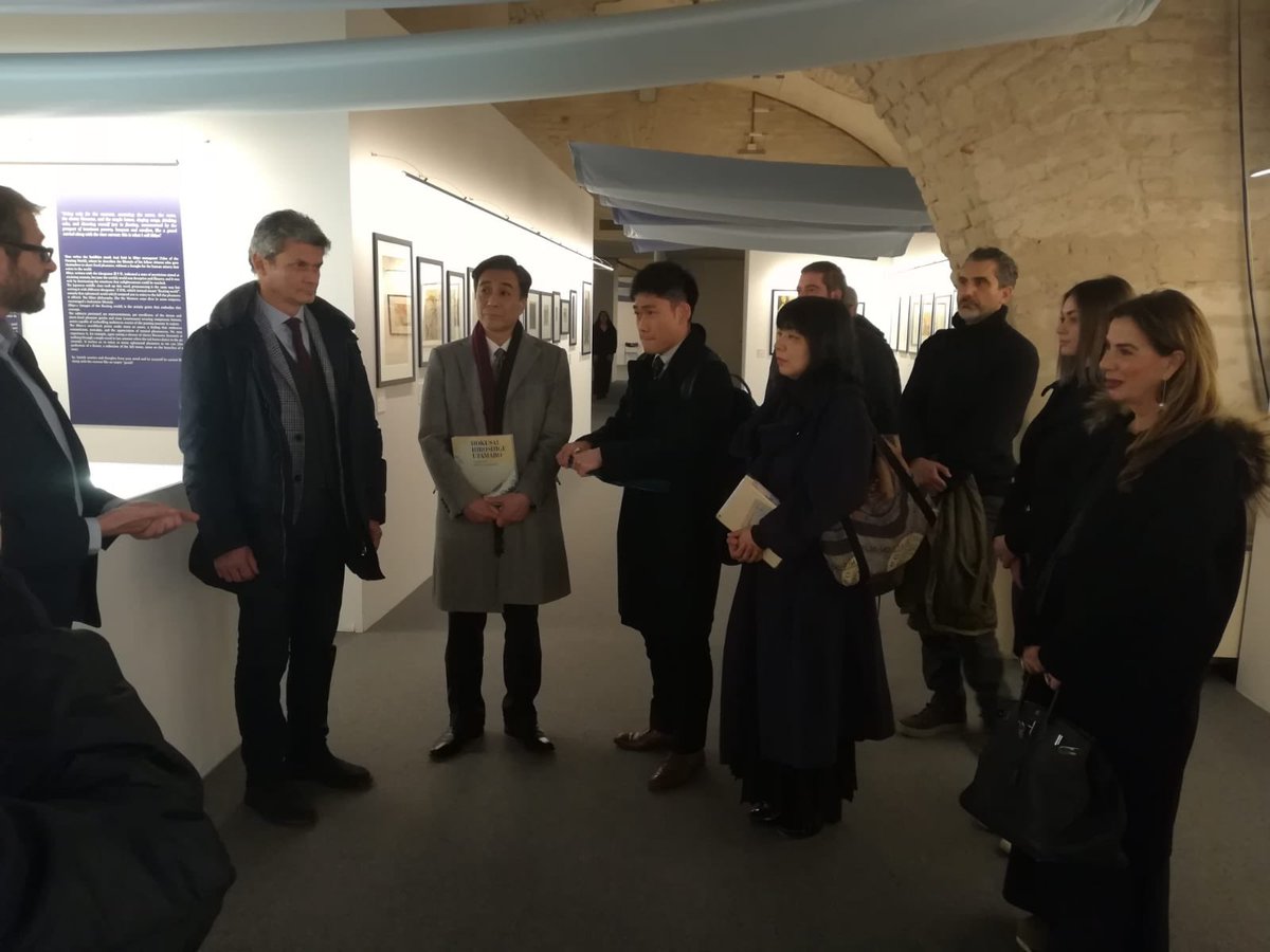 Visit_Different's tweet image. #MostraGiapponePavia | Oggi le Scuderie del Castello Visconteo di #Pavia hanno accolto un ospite davvero speciale! 🤩 Il Console Generale del #Giappone, Yuji Amamiya, ha visitato la #mostra "Hokusai, Hiroshige, Utamaro. Capolavori dell'arte Giapponese", aperta fino al 9/2.
