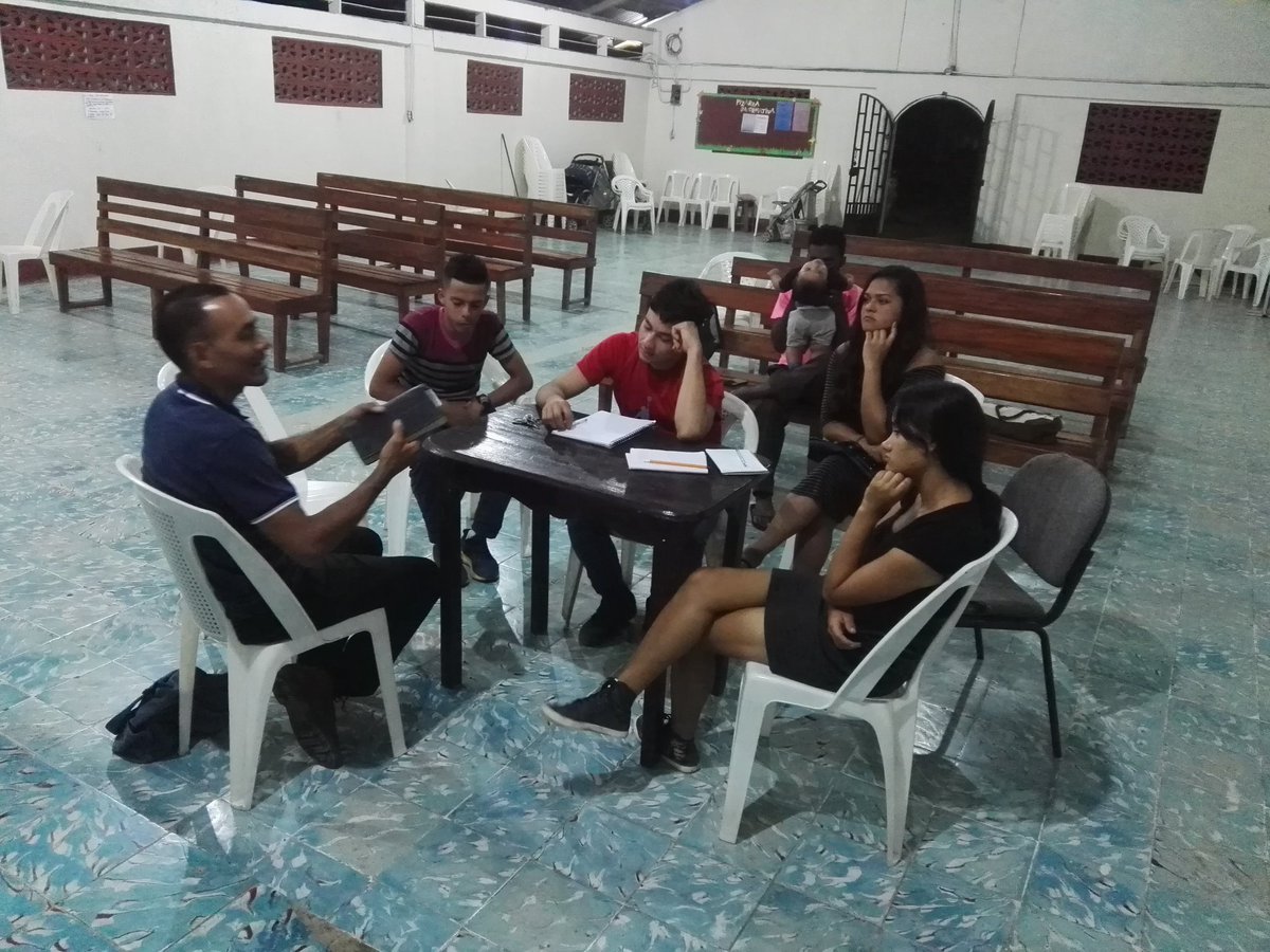 GeneracinEmerg1's tweet photo. Capacitación_Evangelismo con el evangelista Danny González. #GEIDDLA #Conquista #PlantacionDeIglesias https://t.co/BemA6ECeqP