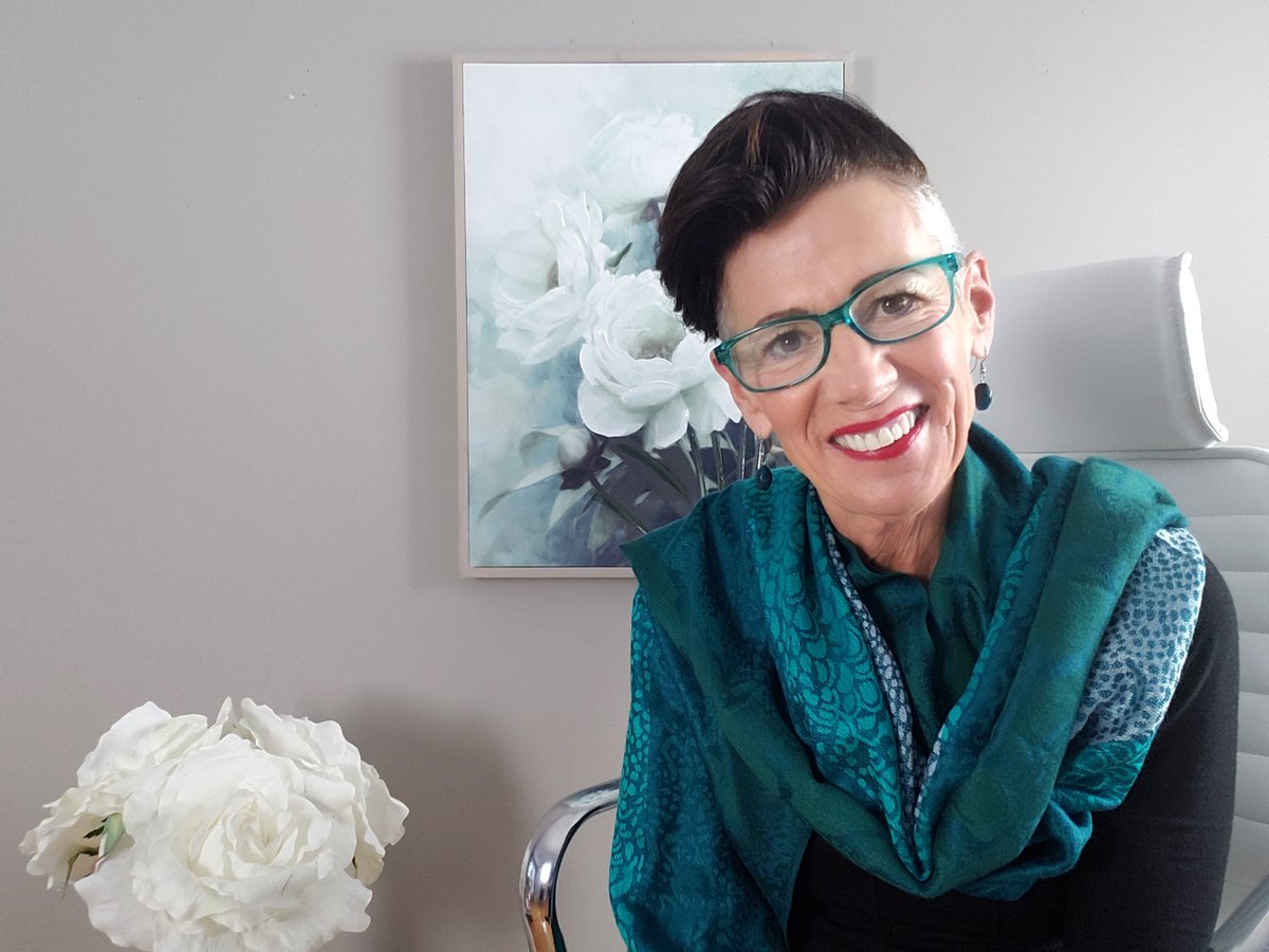 JenGrantIntl's tweet photo. Did you know that people judge you within 7 seconds of meeting you in person and less than 3 seconds when they meet you online?  You are judged on your appearance, smile, handshake and body language. 
Stand tall, smile, make eye contact and you will make a great impression. https://t.co/okcsEwsK3O