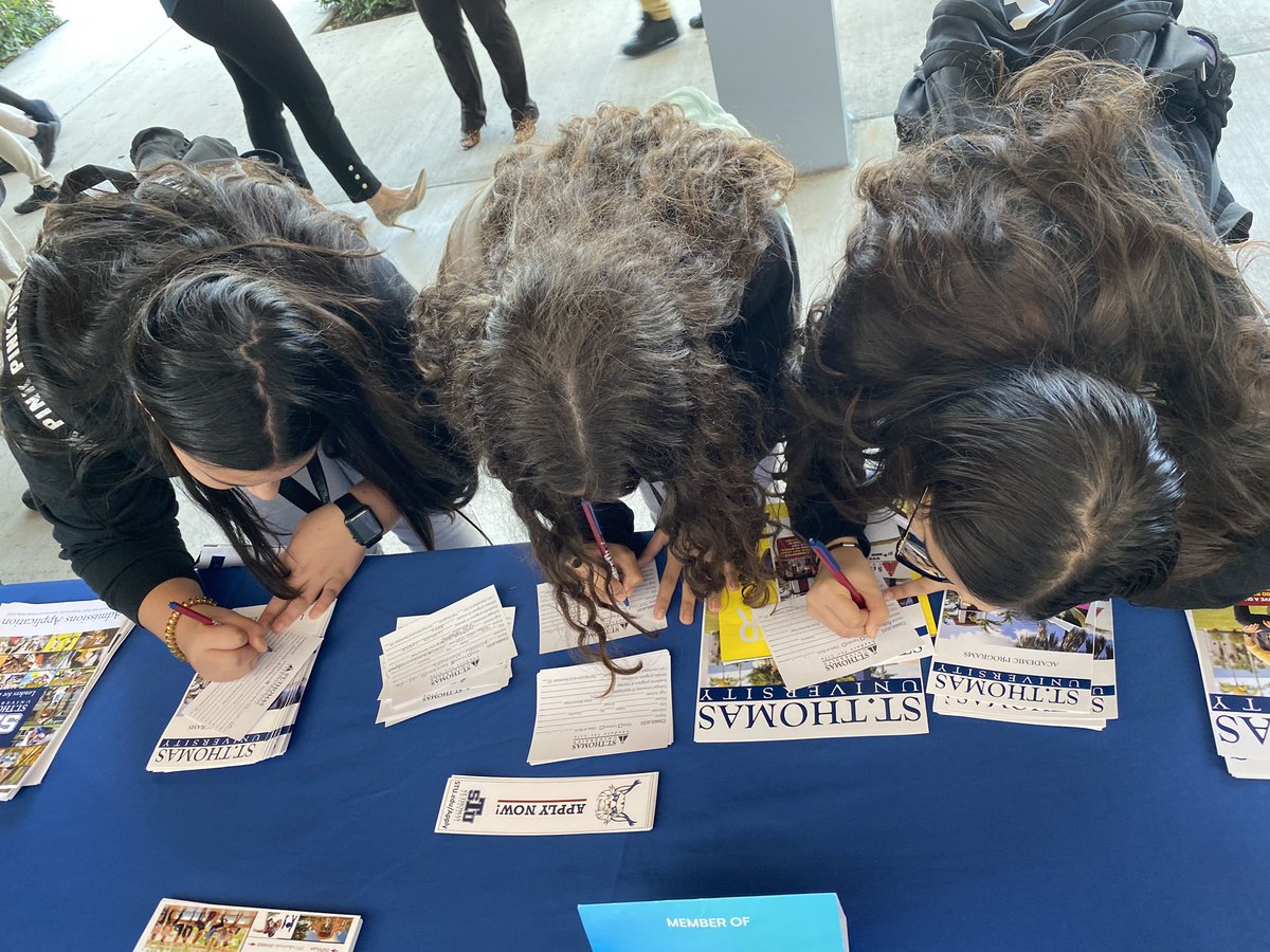 Jamar_STU's tweet photo. Had an AWESOME time at the Somerset Academy South Homestead College Fair today. SO MUCH interest in @StThomasUniv &amp; @STU_Athletics!!! I look forward to seeing you all when you #VisitSTU and seeing you #Apply as well. #STUMiami #LeadersForLife #GoBobcats #PawsUP 😁🐾 https://t.co/eZJkAArCp8