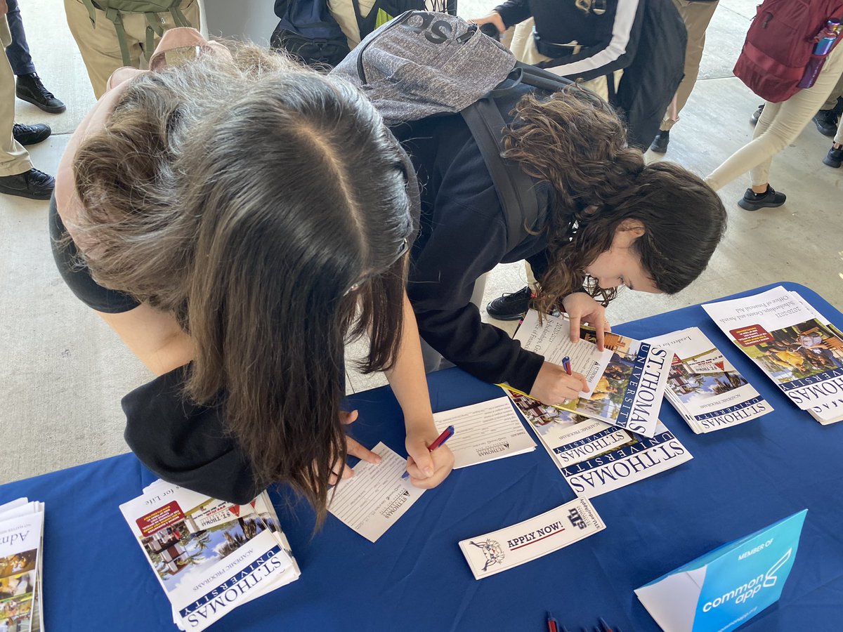 Jamar_STU's tweet photo. Had an AWESOME time at the Somerset Academy South Homestead College Fair today. SO MUCH interest in @StThomasUniv &amp; @STU_Athletics!!! I look forward to seeing you all when you #VisitSTU and seeing you #Apply as well. #STUMiami #LeadersForLife #GoBobcats #PawsUP 😁🐾 https://t.co/eZJkAArCp8