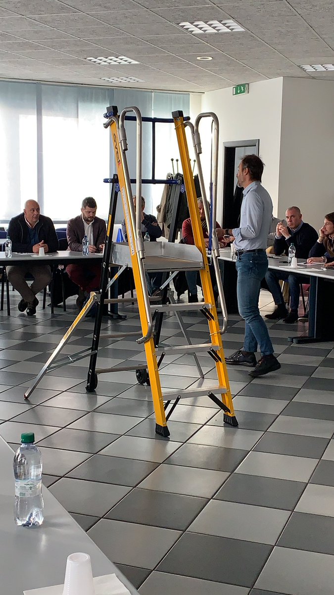 Svelt_spain's tweet photo. La escalera de mano ha evolucionado hacia un espacio de trabajo seguro en altura conforme a la nueva norma europea #UNIEN131 /7 para trabajos de mantenimiento e instalación con la gama #Fly #TeleFly #MiniFly y ahora también en fibra de vidrio https://t.co/8xKfTf53lO https://t.co/KCu9pohGpK