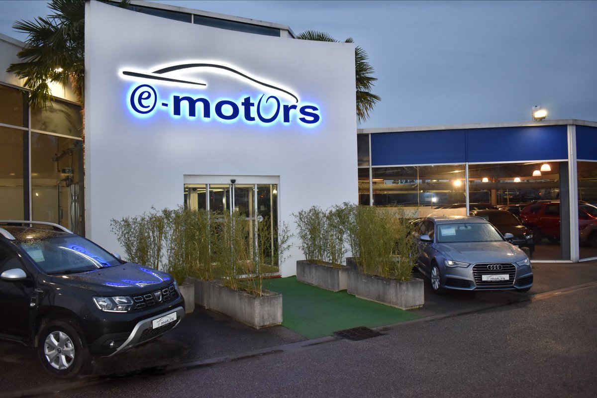 Emotors10's tweet photo. 🎶 Sous la pluie, à Paris... Eh bien on vous accueille aussi 😁

Nos plus belles lumières, nos fauteuils les plus confortables et un grand showroom couvert où vous attendent plus d'une centaine de véhicules 0km ou d'occasion : Bienvenue chez E-Motors Paris !! 🤩 https://t.co/XoRr419a1s