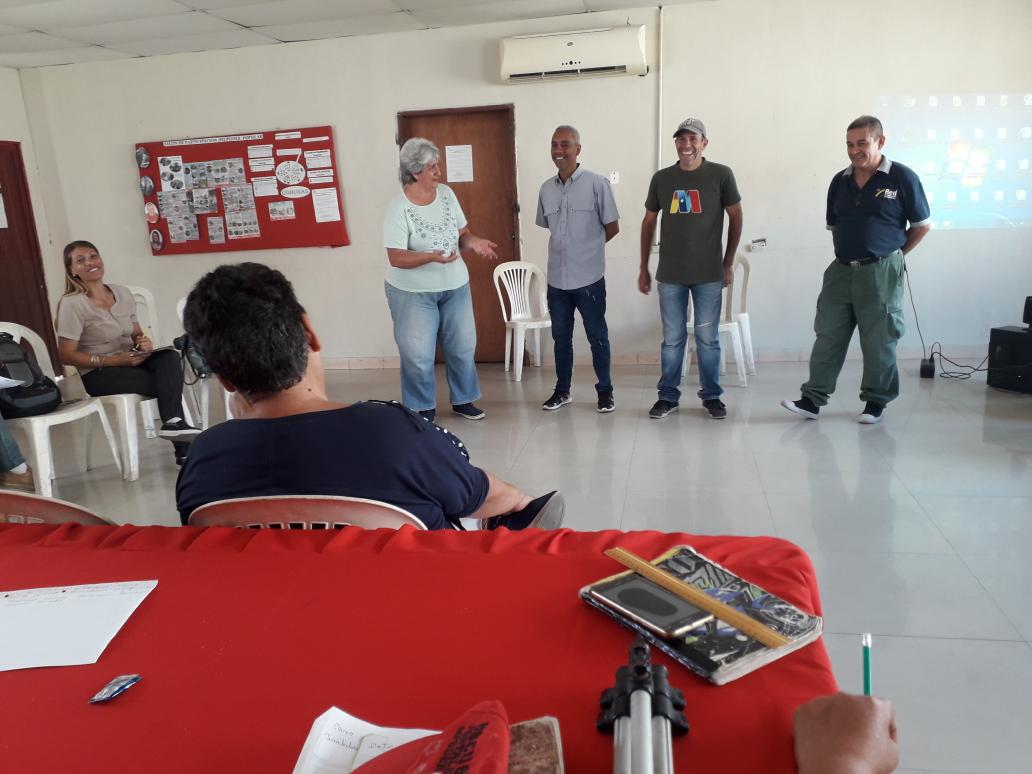 podercomunalri1's tweet photo. Desde @RibasEsPotencia Rumbo a la Instalación de los Núcleos de #poderpopularenformacion Gracias @SumireFerrara @nicolasMaduro @RMarcoTorres @PartidoPSUV https://t.co/e8QdXXSp05