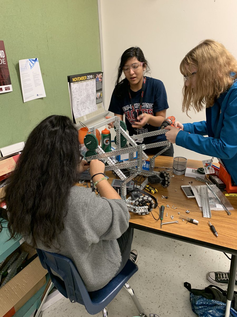 Girls at work. 3 days before competition 👊🏼 with @mrmac_cs_shs