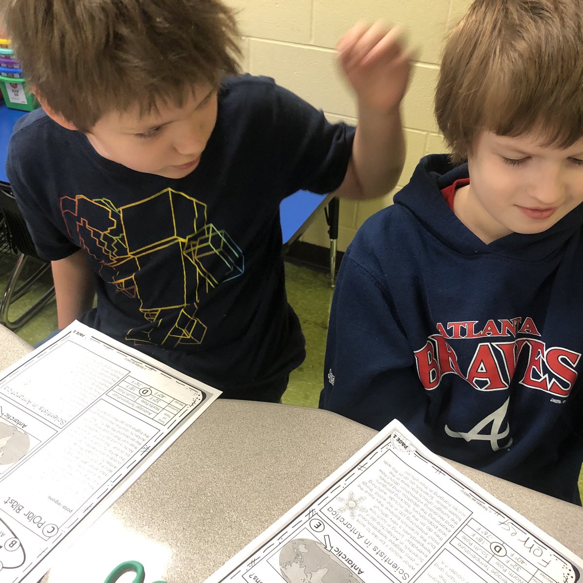 cashionsclass's tweet photo. Reading nonfiction text about the polar lands and creating our own “why” and “how” questions that can be supported with evidence from the text @OESrockSTARS https://t.co/zUZgHBWIL6