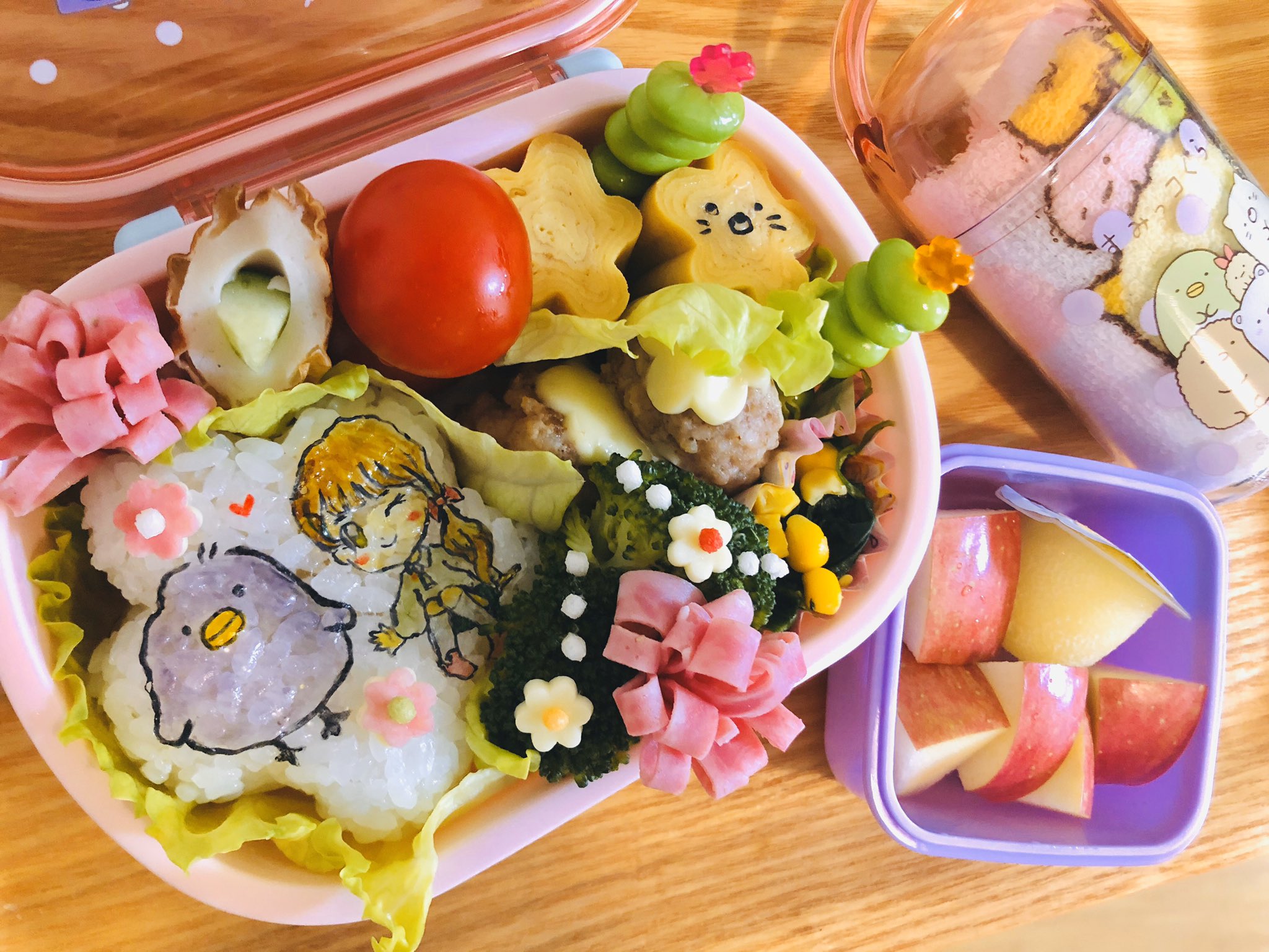 魔法少女わかちゃとは 私の事よ 今日のお弁当 すみっコぐらしの映画に出てくる迷子のひよこと 自分を作って欲しいとのリクエストだったので お花形の卵焼きにネコの顔もつけてみました すみっコぐらし 映画すみっコぐらし キャラ弁 デコ弁