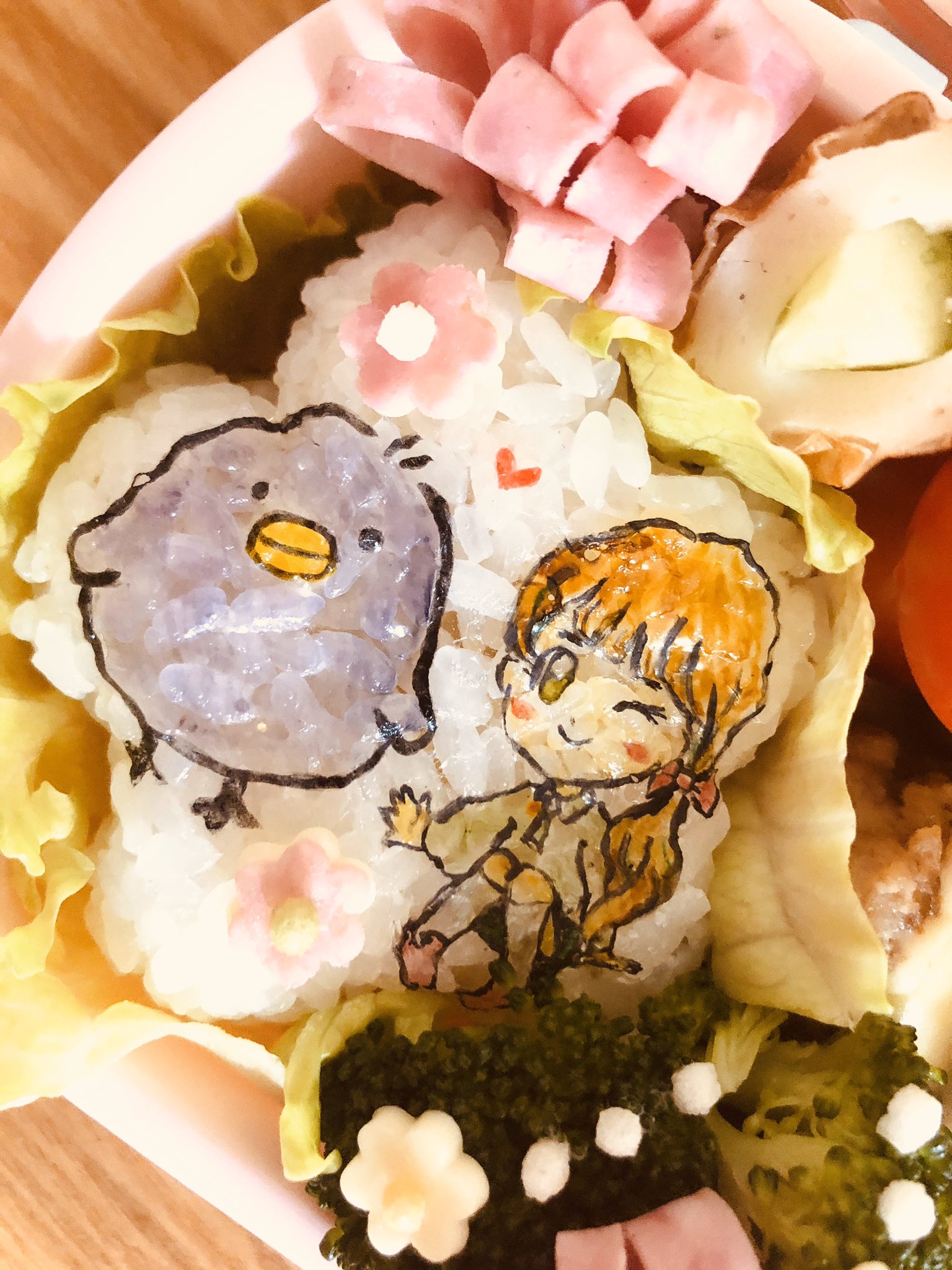 魔法少女わかちゃとは 私の事よ 今日のお弁当 すみっコぐらしの映画に出てくる迷子のひよこと 自分を作って欲しいとのリクエストだったので お花形の卵焼きにネコの顔もつけてみました すみっコぐらし 映画すみっコぐらし キャラ弁 デコ弁