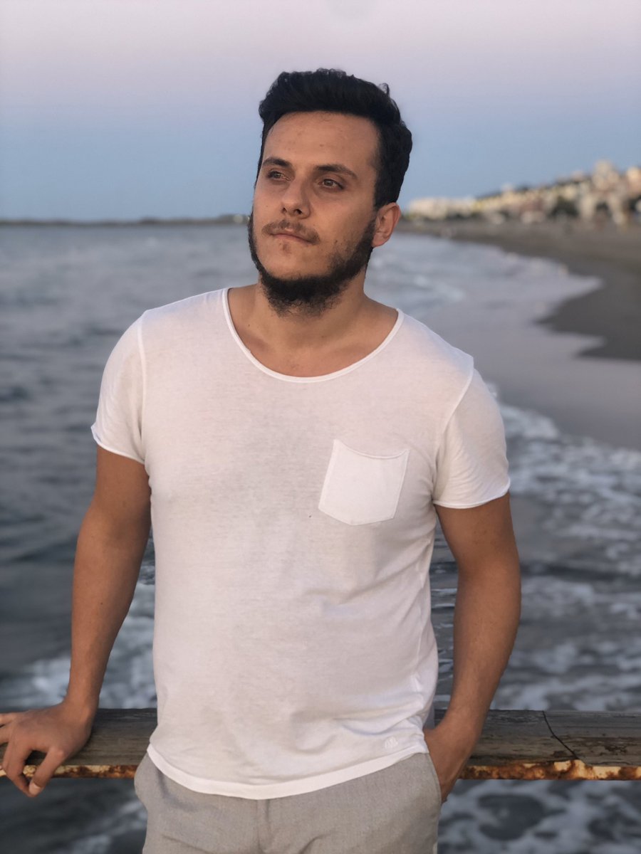 Benim güneşim batmaz,
dünyam dönmez, 
Ay'ım hep mehtap halindedir,
Rüzgârlarım doğudan eser…
Kadehime doldurduğum hüzünle sarhoş olurum,
Mezem ise bir dilim umut…
Ezbere bilirim yaşamayı
Yaşarken
Savaşmayı