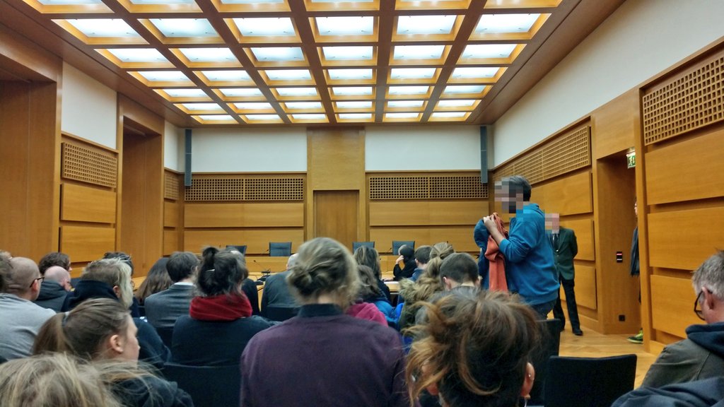 Im holzvertäfelten Gerichtssaal sitzen Reporter und Prozessbeobachter, sie warten.