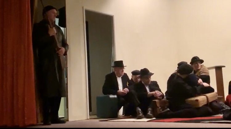 Tsiwja's tweet photo. @blokhoes ‘ t Bonzen op de deur,de vernederende bevelen,het gejammer en gesteun van de mensen,ja óf dat binnenkwam. Zo ging t ook met m’n ouders. De jodenster op de kleding was confronterend. ‘t spel van jullie toneelvereniging Klaver was indrukwekkend n aangrijpend Welke bad guy was jij? https://t.co/20CfissUtU
