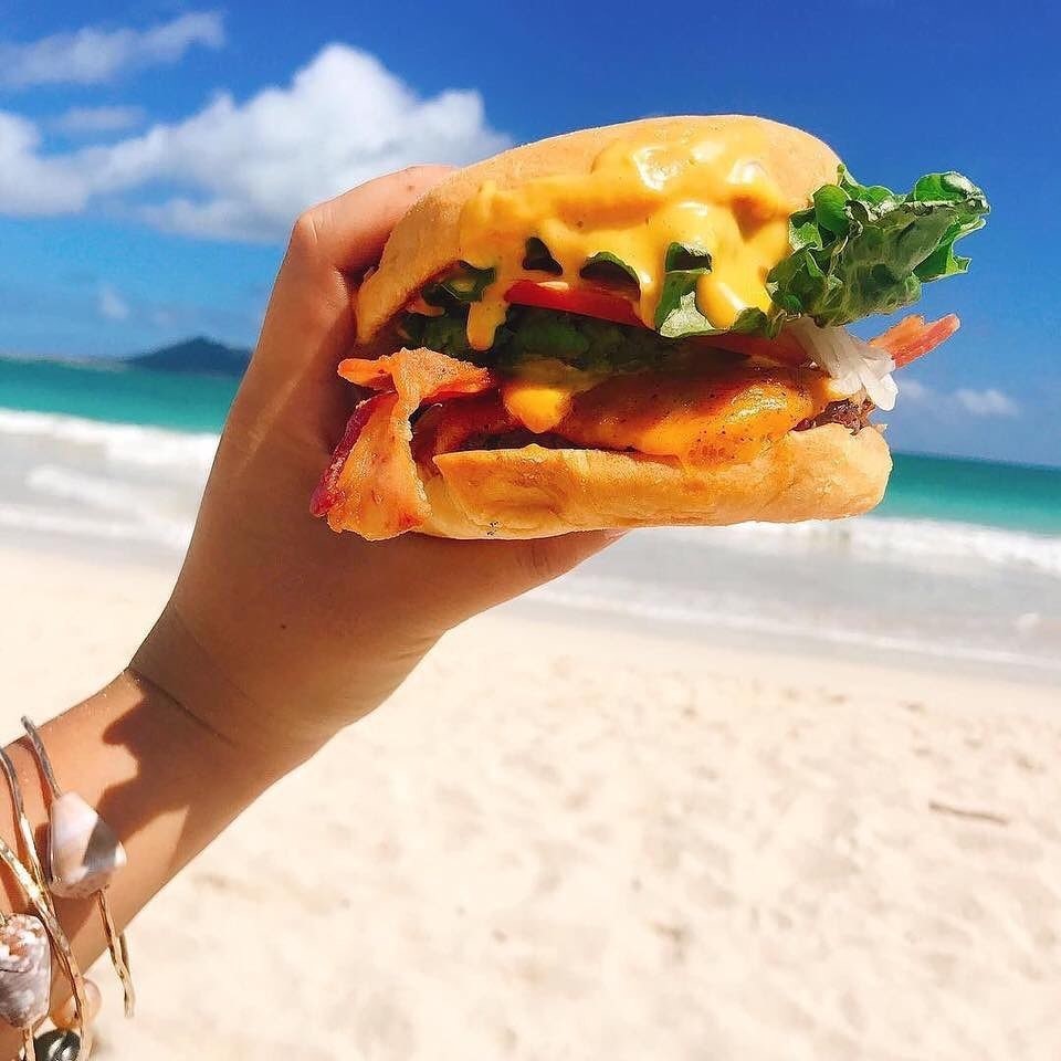 Delicious burgers on the beach anyone?! 😍 😎 🏖️ ✅