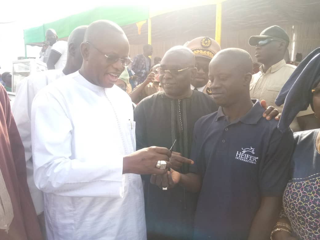 HeiferSenegal's tweet photo. The Mayor of Fass Thieckene purchase and placed new motorbikes for 3 CFs in NuCAP @HeiferSenegal in his council area. #communityleddevelopment in action. The 1st key handed over by Senegal Minister of Sport (Matar Ba) https://t.co/noyiBCpLQC