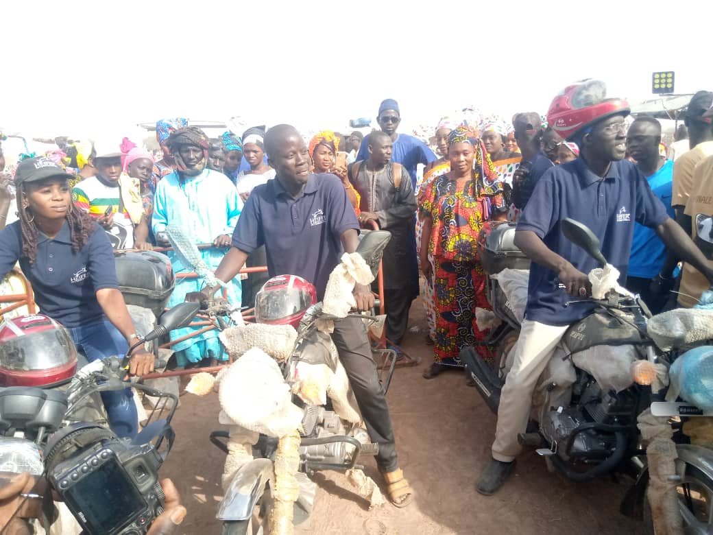 HeiferSenegal's tweet photo. The Mayor of Fass Thieckene purchase and placed new motorbikes for 3 CFs in NuCAP @HeiferSenegal in his council area. #communityleddevelopment in action. The 1st key handed over by Senegal Minister of Sport (Matar Ba) https://t.co/noyiBCpLQC