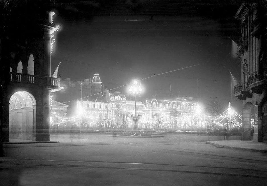 En 1925 las noches previas al Día de la Independencia, los edificios que rodean la Plaza de Mayo son engalanados luminicamente en sus frentes en honor a la fecha patria.