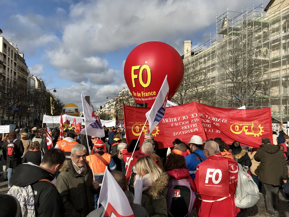 force_ouvriere's tweet photo. #greve29janvier le cortège parisien, et la fédération FO Energie etMines, FNEM FO, pour dire non à la #reformedesretraites https://t.co/ydYDYrDPRZ