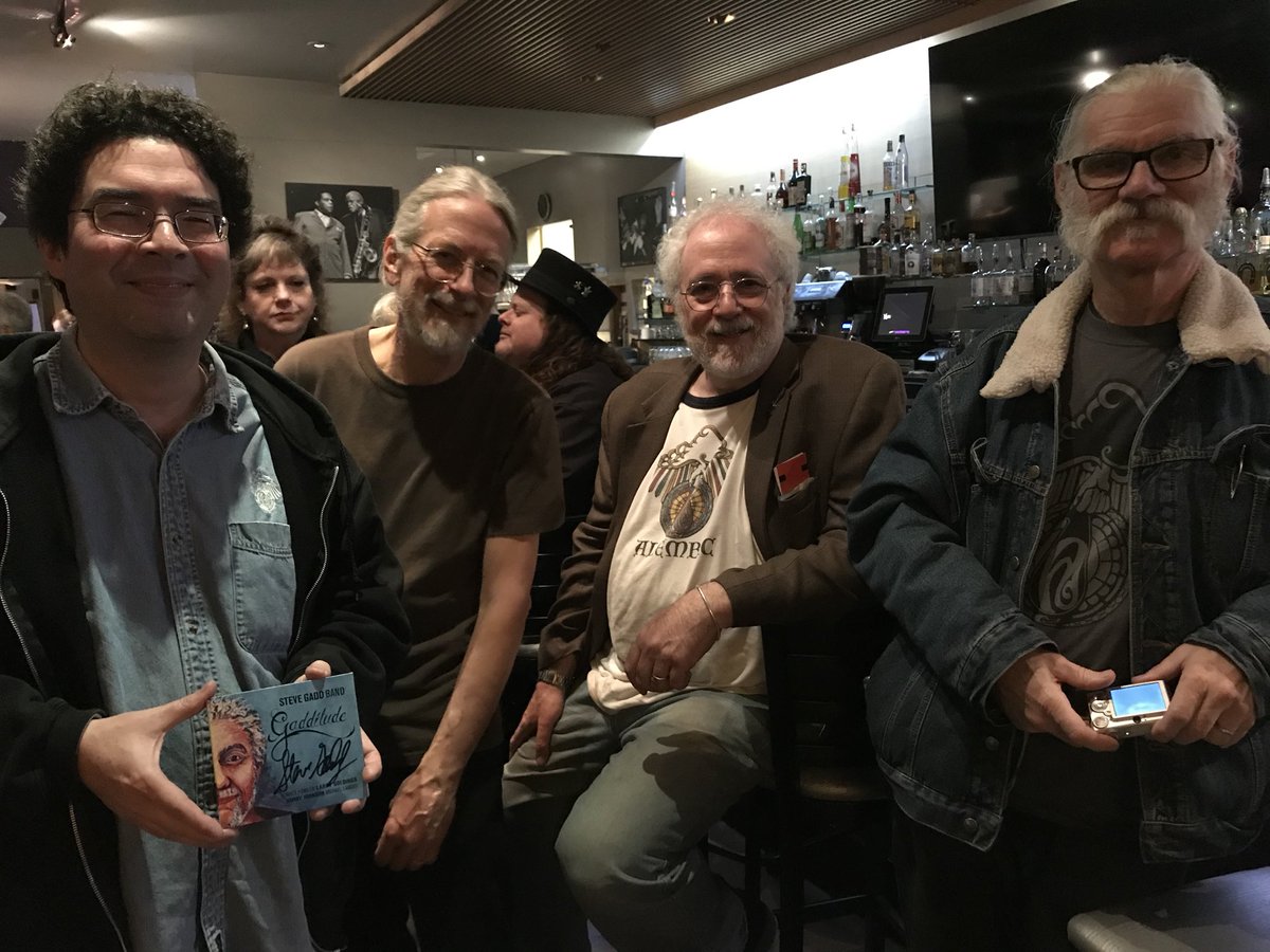 hieronymous7's tweet photo. Got to meet the amazing Jimmy Johnson (2nd from left) and hear him play with Steve Gadd Band! #SteveGadd #AlembicBass @yoshis_OAK https://t.co/LHK4kEt8pV