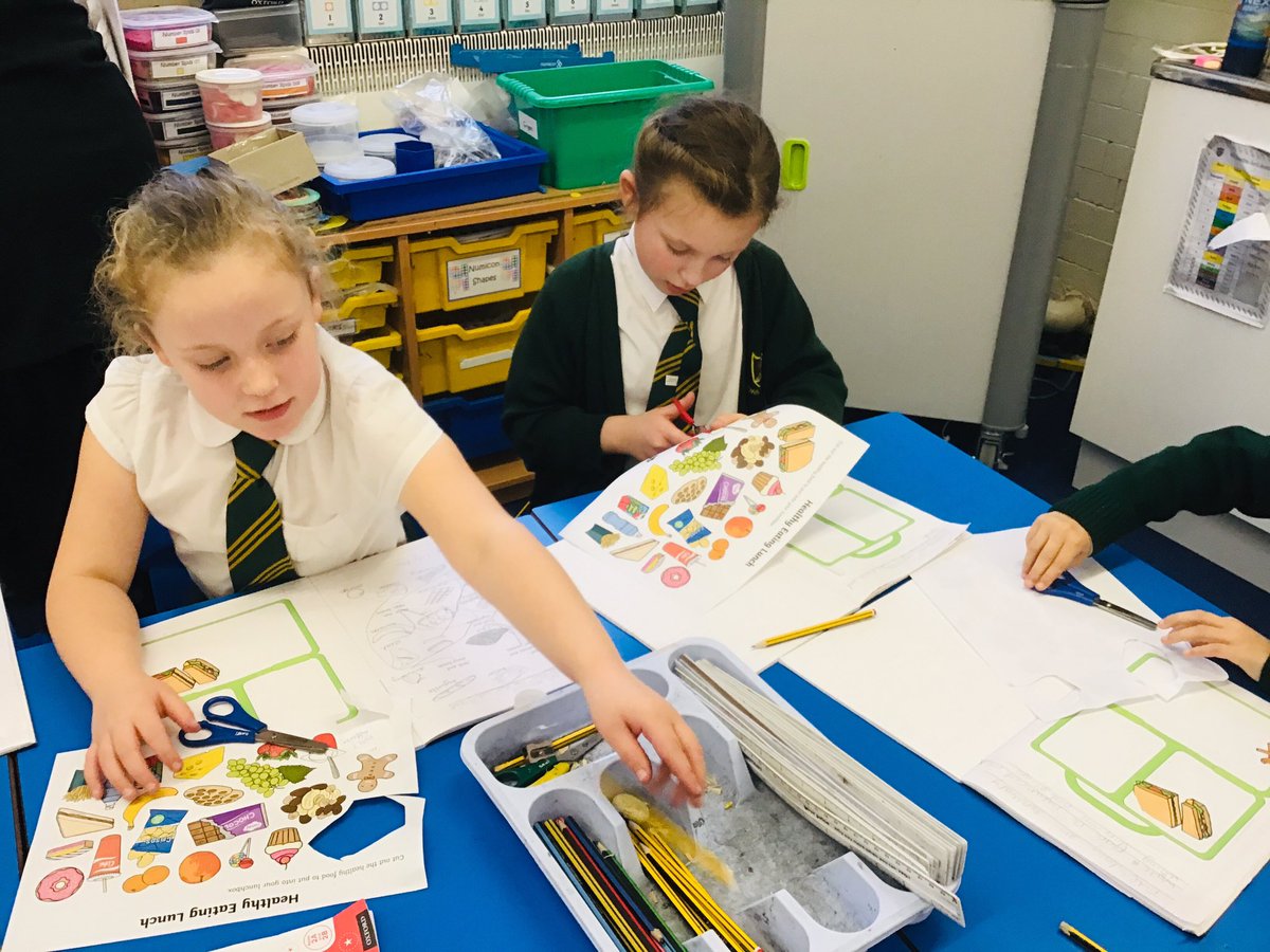 sjvblackpool's tweet photo. Year 2 have been filling a healthy lunch box and learning all about the different food groups in Science πππ₯¦π½π₯ππ§π₯π₯π₯©ππ£ππ°#SJVClass2W #SJVClass2M #SJVScience https://t.co/R6MgWMiY5P