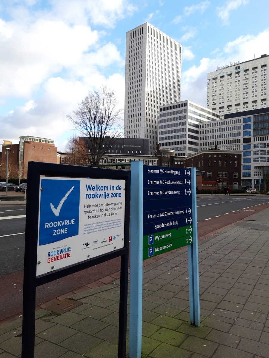 HVRGroup's tweet image. Voor het #NationaalPreventieakkoord was Loes vandaag in Rotterdam, waar het Erasmus MC, de Hogeschool Rotterdam, en het Erasmiaans Gymnasium samen met de gemeente een rookvrije zone hebben ingesteld. De eerste resultaten volgen over een paar maanden!