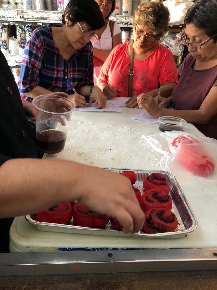 Stock_Campeche's tweet photo. Esta fue la demostración de roles de red velvet que la chef Karina preparó en la demostración del domingo pasado en tienda. ¡Riquísimos! 👩🏻‍🍳💝🧁

#FelizMiércoles https://t.co/wKuYf21Xc1