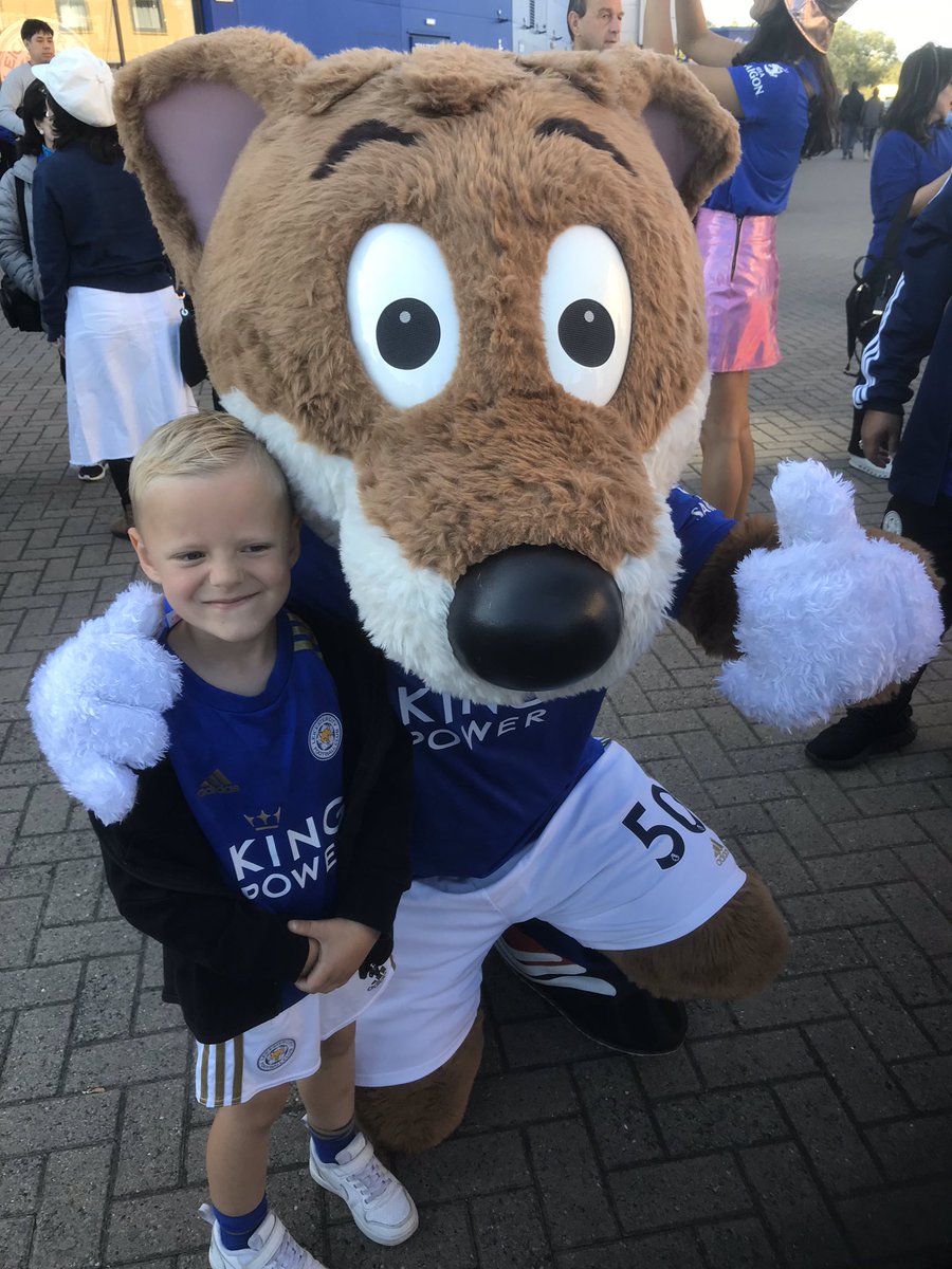LukeWardle1's tweet image. When your soon to be six years old nephew tells you the only thing he wants for his bday is to have @Madders10 play football in his garden then what are the chances!?! @LCFC @LiveLCFC #foxes #lcfc #DreamsComeTrue #Juniorfox #Leicester #LeicesterCity