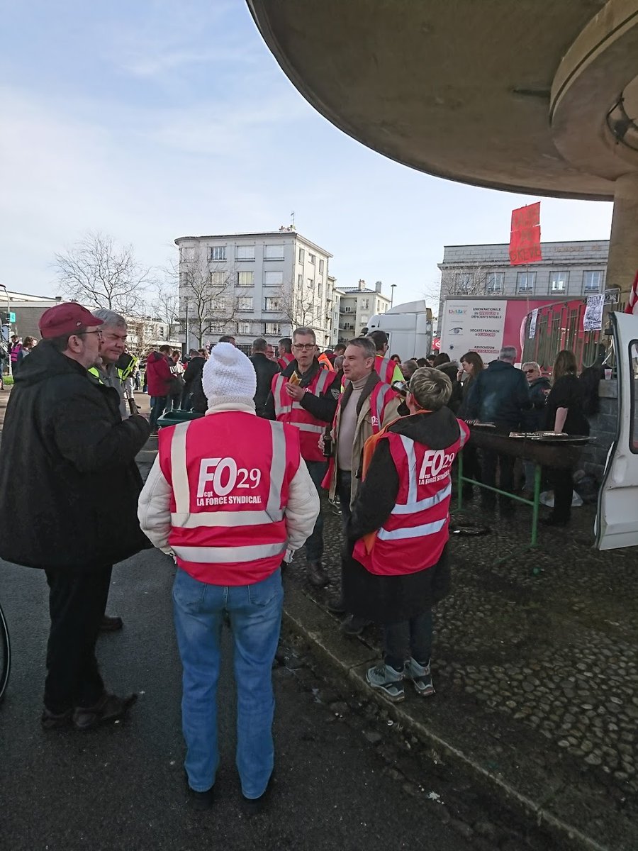 force_ouvriere's tweet photo. Manifestation à  Brest. L'UD FO 29 fière et déterminée ! En FOrce pour nos retraites ! https://t.co/3gMA0Ojl9d