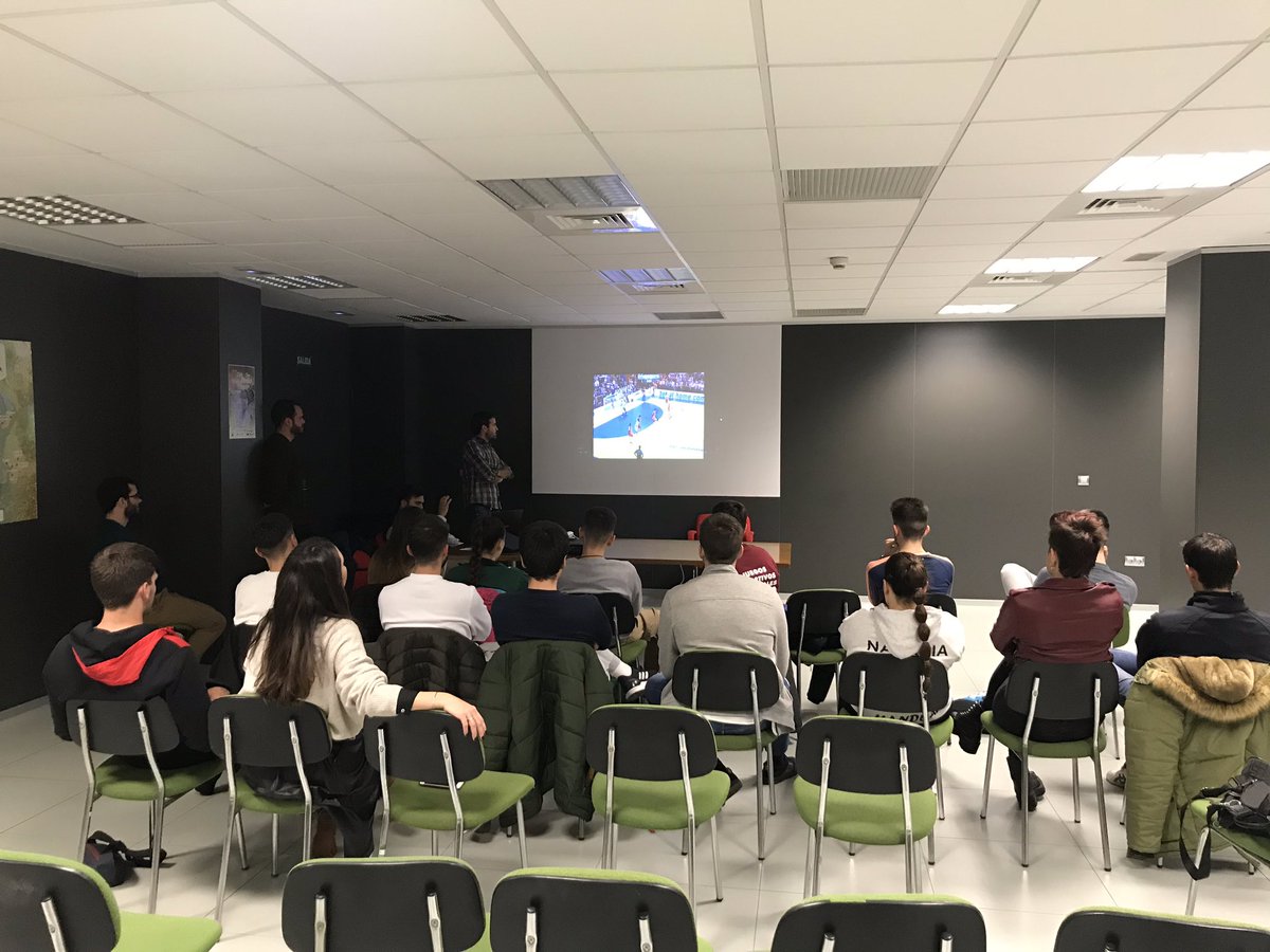 Situaciones de pivote, charla que ayudará a nuestros árbitros en una zona conflictiva en los partidos de balonmano.

Impartida por:
👷🏻‍♂️ <a href="/13JoseJ/">Jose Jiménez</a>
👷🏻‍♂️ <a href="/Jotamoreno97/">jonathan moreno!</a> 
👷🏻‍♂️ <a href="/Alvaro_Montes16/">Álvaro Montes Cano</a> 

#tambiénentrenamos