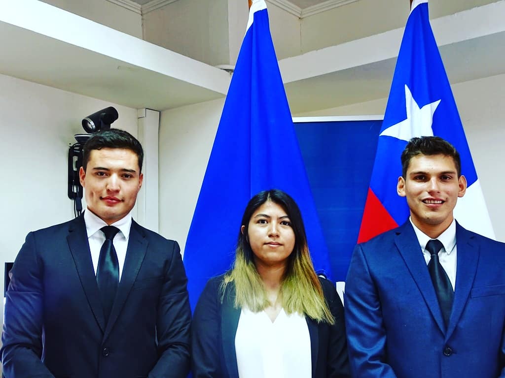 face_unap's tweet photo. Alumnos de INGECO realizan exitosamente examen de grado 😁

Revisa los detalles aquí 👇https://t.co/xDWRa4Su2U

Facultad de Ciencias Empresariales formando líderes de primer nivel 👌

#FACE #UNAP #IQUIQUE #ARICA #ANTOFAGASTA #SANTIAGO #VICTORIA #ELSUEÑOQUEQUIEROUNAP https://t.co/TAMhW50zoT