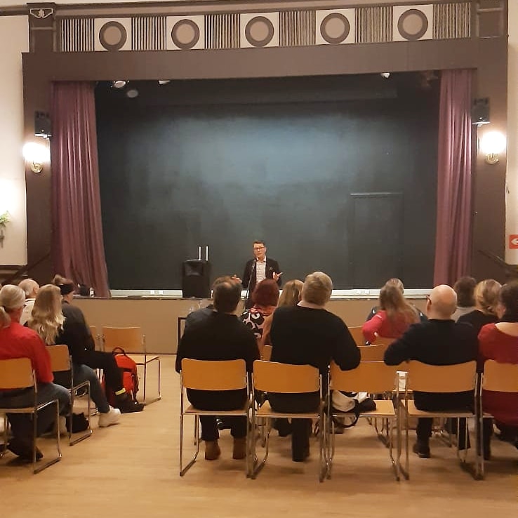 Vaasanvasen's tweet photo. Vaasan kulttuurintekijöitä kokoontui yhteen, kun järjestimme 'Uusi vai vanha kulttuurikaupunki' - verkostoitumis- ja keskustelutilaisuuden.
Kiitos kaikille vilkkaasta keskustelusta ja ideoinnista kulttuuriasioiden edistämiseksi! 
#vaasa #visitvaasa #kultourvaasa #kulttuuri #taide https://t.co/IVj40rHoGB