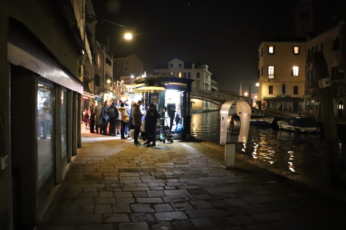 comunevenezia's tweet photo. 🗞 #Edicole #Iniziative 🗞

Gli assessori comunali Paolo Romor e Giorgio D'Este hanno partecipato questa sera a "La notte delle edicole", iniziativa coordinata dal Sindacato nazionale giornalai

➡ Scopo ricordare il ruolo delle edicole in ambito sociale

https://t.co/O8GB6EycMw https://t.co/DhRGqBiRCg