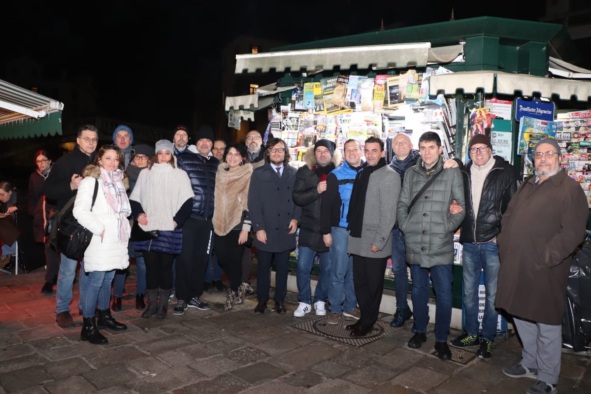 comunevenezia's tweet photo. 🗞 #Edicole #Iniziative 🗞

Gli assessori comunali Paolo Romor e Giorgio D'Este hanno partecipato questa sera a "La notte delle edicole", iniziativa coordinata dal Sindacato nazionale giornalai

➡ Scopo ricordare il ruolo delle edicole in ambito sociale

https://t.co/O8GB6EycMw https://t.co/DhRGqBiRCg