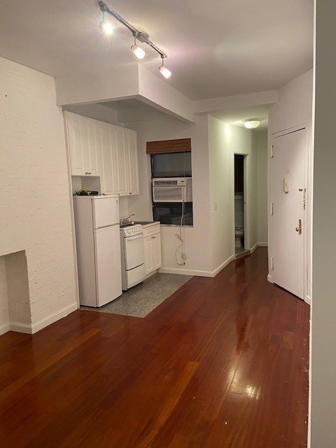 SkyMgmt's tweet photo. 1-bed apartment located at 249 East 10th Street #14A 
Awesome view! Great space! &amp; laundry in Bldg! 
More info: https://t.co/clNsePQojS
#nyc #newyork #eastvillage #apartmenthunt #nyclife #view https://t.co/T5i6lUEqn0
