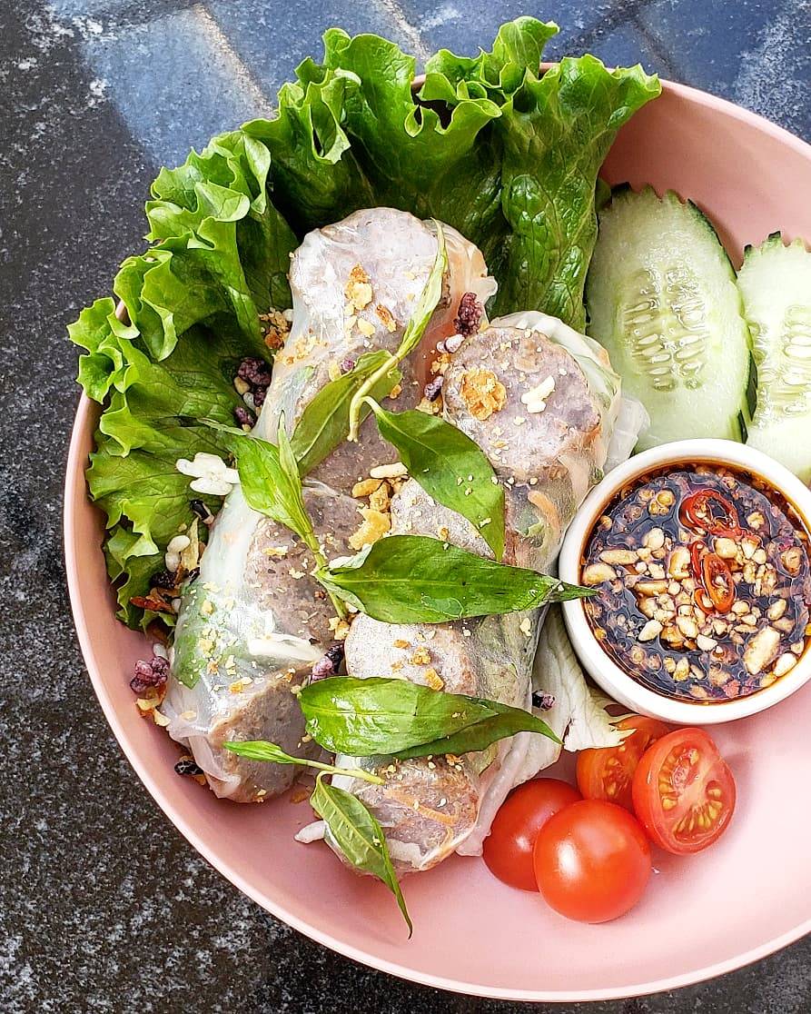 SenKhao_'s tweet photo. Fresh Rolls Special! 💁🏽‍♀️ Available dinner only Wed-Thurs-Fri. 

YAW LOOD SIIN DEEB 🌶️🥬
Fresh roll w/ lemongrass beef meatball, rice noodle, herbs. Served w/ spicy peanut sauce (you can request it without nuts too!) 😍🙏
#LaoFood #LaoFoodMovement https://t.co/jNNbG4nmYs