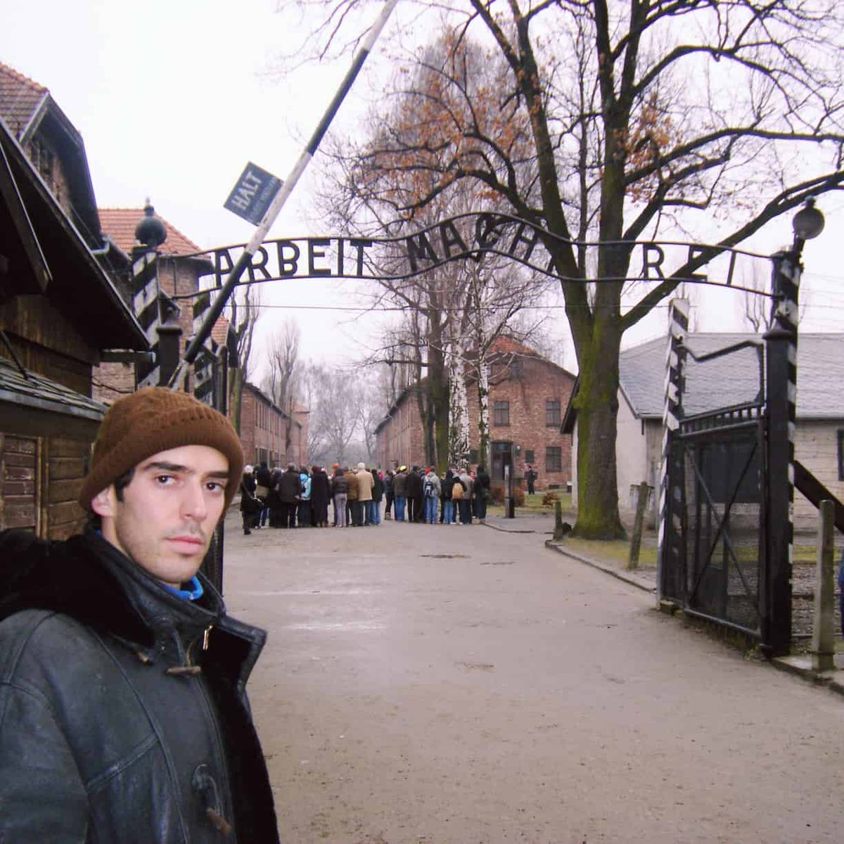 froscampelo's tweet image. Anteayer 27 de Enero se cumplieron 75 años de la liberación de #Auschtwitz - #Birkenau
Honro aniversario global con un #Retrogram de cuando visité #Polonia #Oswiecim 
La sensación de tristeza fria y desolación q encoge al alma humana cuando se visita este lugar es indescriptible