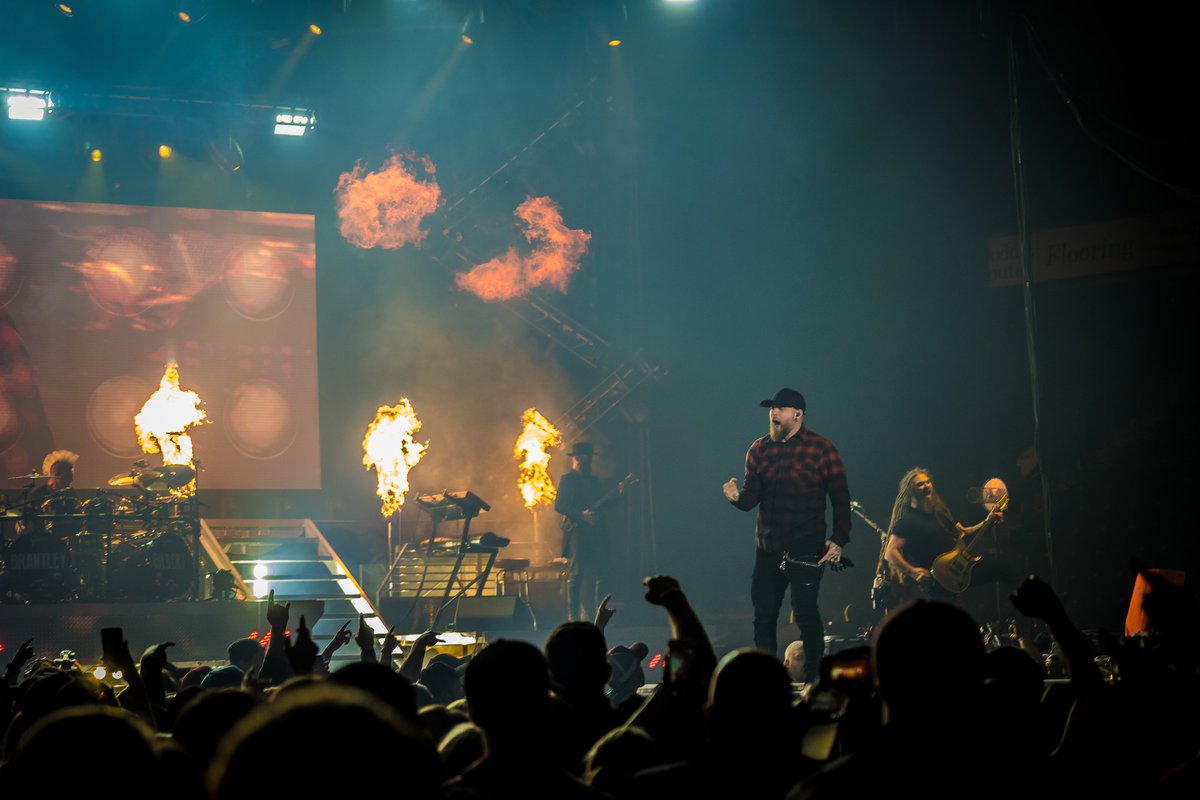 SoundCheckBlg's tweet photo. ICYMI - @brantleygilbert rocked the @MyTributeCentre in Oshawa last Friday along with guests @brandonlay and @DylanScottCntry 
Photos by: @ThePoatus 
#welovelive
https://t.co/tR9UNRVdBM https://t.co/GPWQ1C2O6h