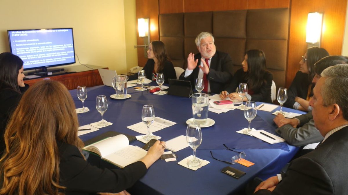 Produccion_Ecu's tweet photo. #Quito| Una delegación de expertos chilenos en cadenas de valor, junto con funcionarios del #MPCEIP, mantuvieron reuniones con representantes del sector productivo del país, para trabajar en oportunidades de negocio con empresas chilenas, por medio de encadenamientos productivos. https://t.co/vxzgJvE8cz