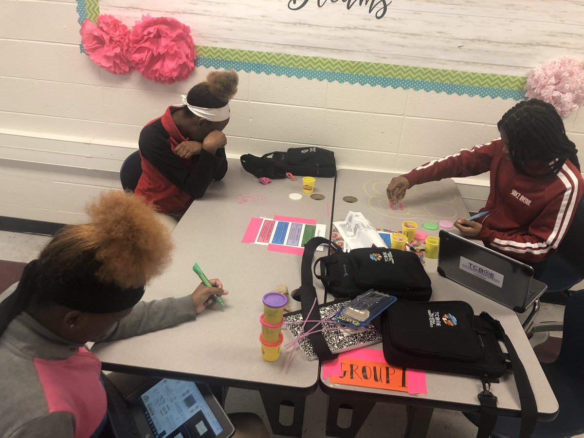 MsKMelton1's tweet photo. Modeling Meiosis with play dough #COMMITTED @CburgHigh https://t.co/24daKOrHXA